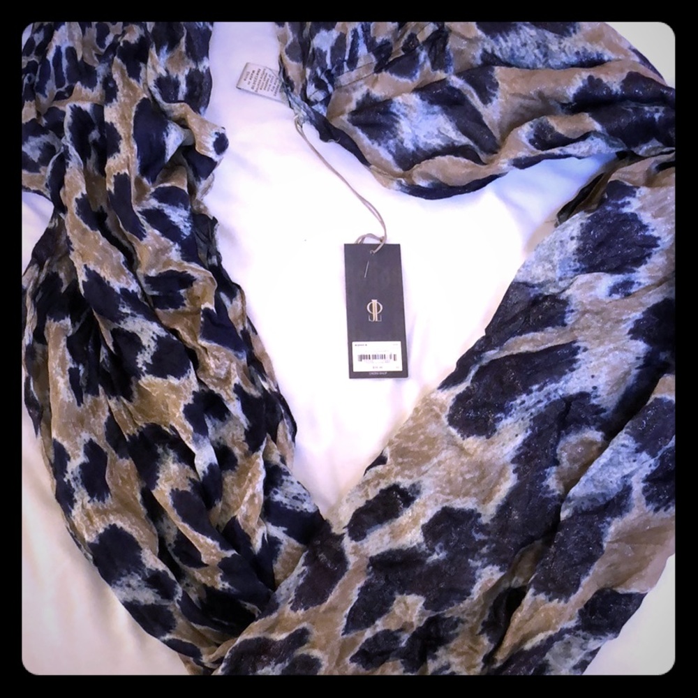 Jennifer Lopez cheetah circle scarf